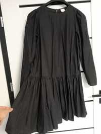 Czarna, rozlokowana sukienka