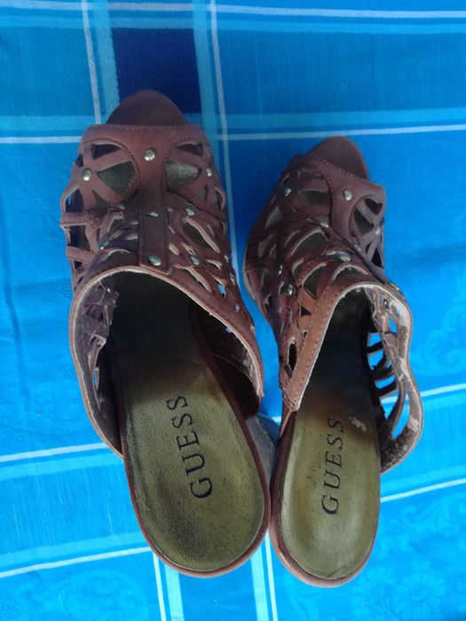 Sandálias socas moules em pele da Guess