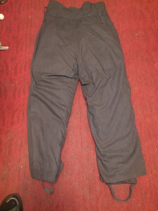 Одежда для рыбалки и штаны сварщика.