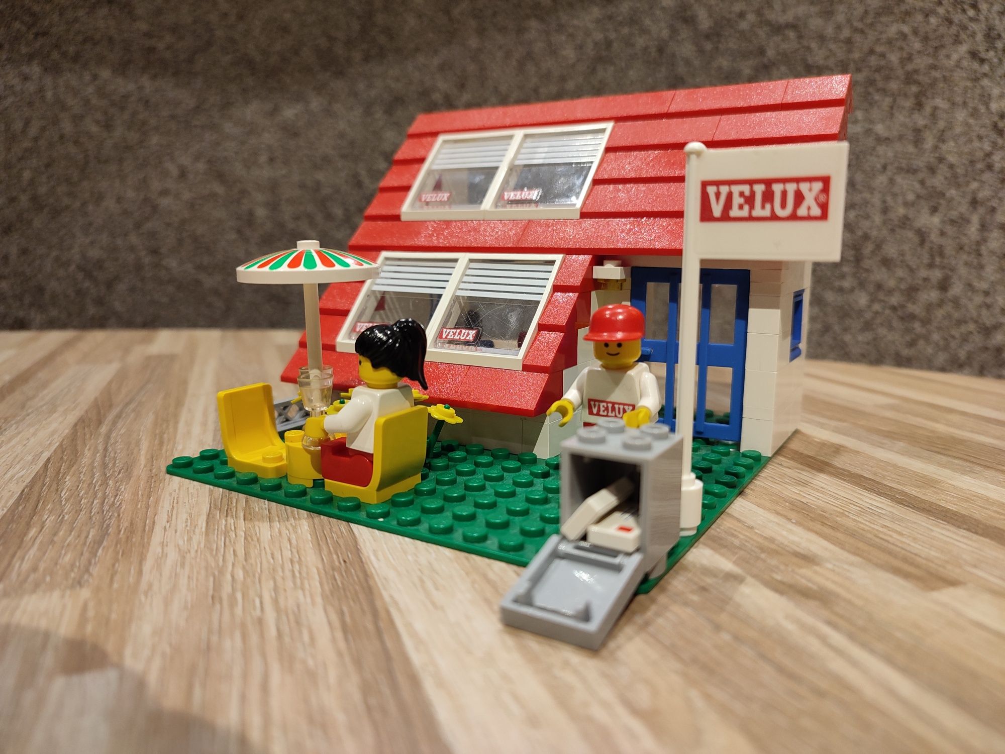 LEGO System 1854 Dom z oknami dachowymi Velux