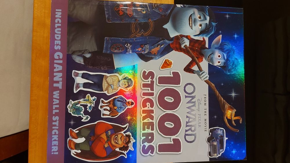 Disney pixar onward: 1001 stickers de Igloo Books 
Edição em InglêsOnw