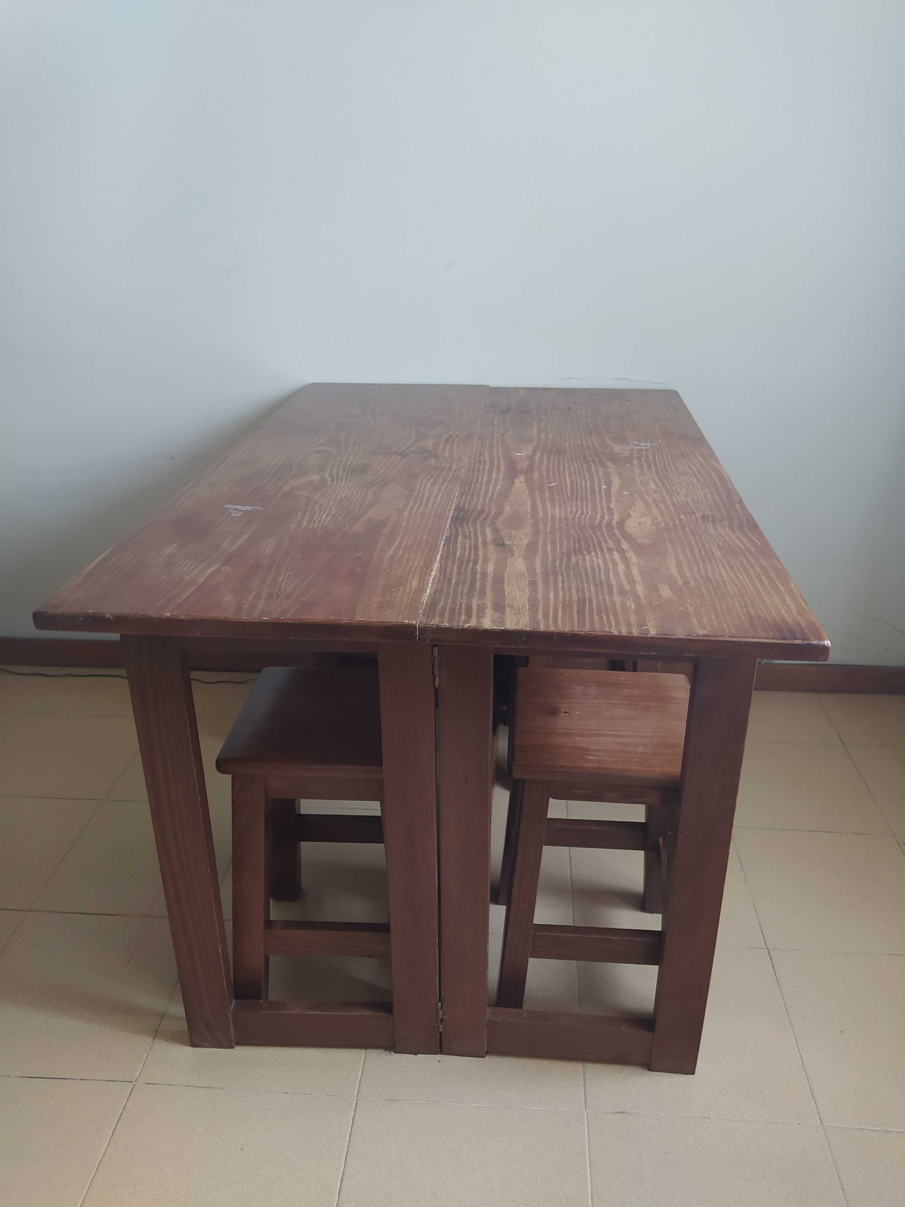 Mesa extensível com 4 bancos