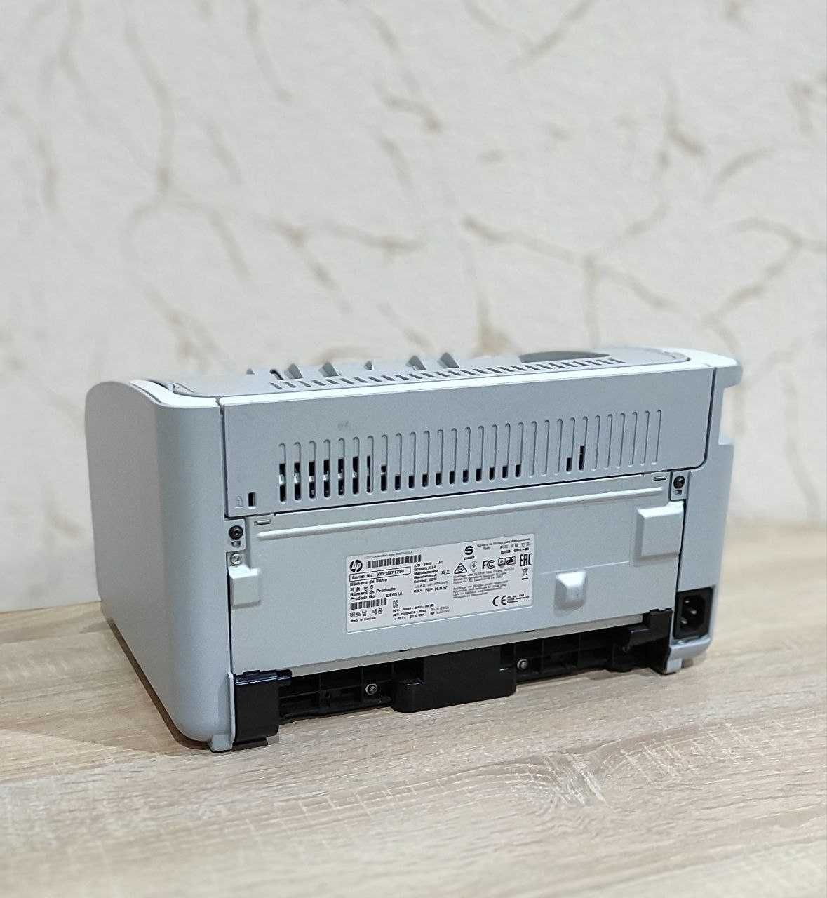 Лазерный сетевой принтер HP LaserJet P1102 + USB и сетевой кабели