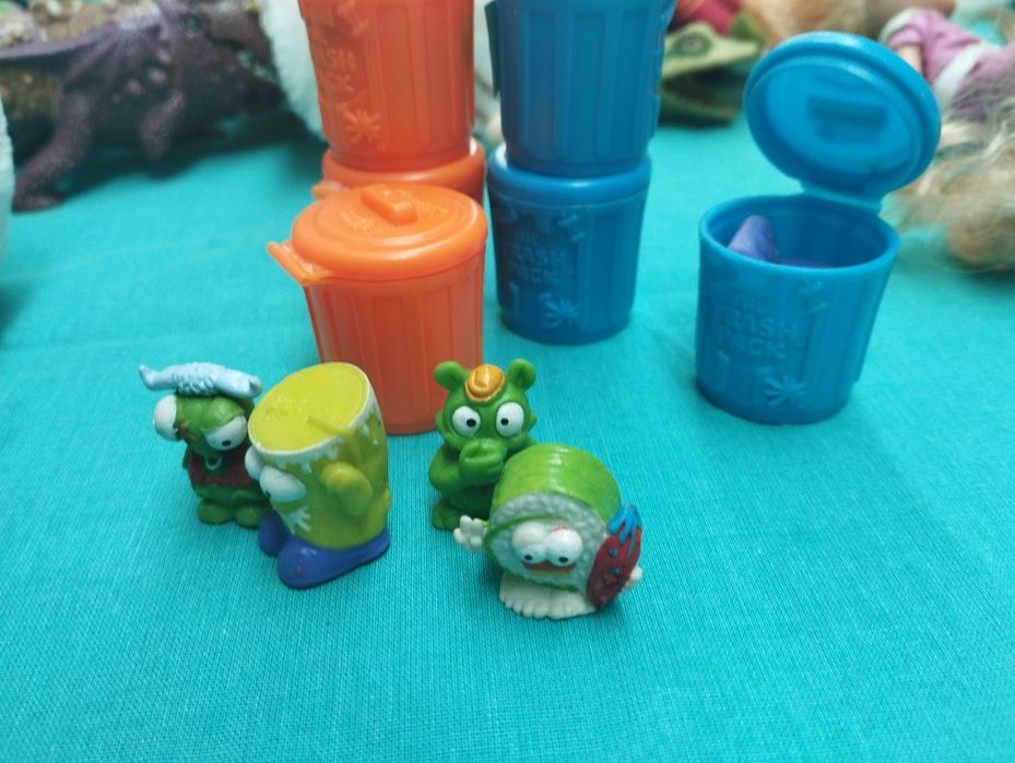 Śmieciaki kosze i figurki 10 sztuk.