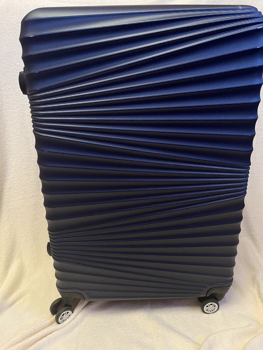 Валіза на чотирьох колесах