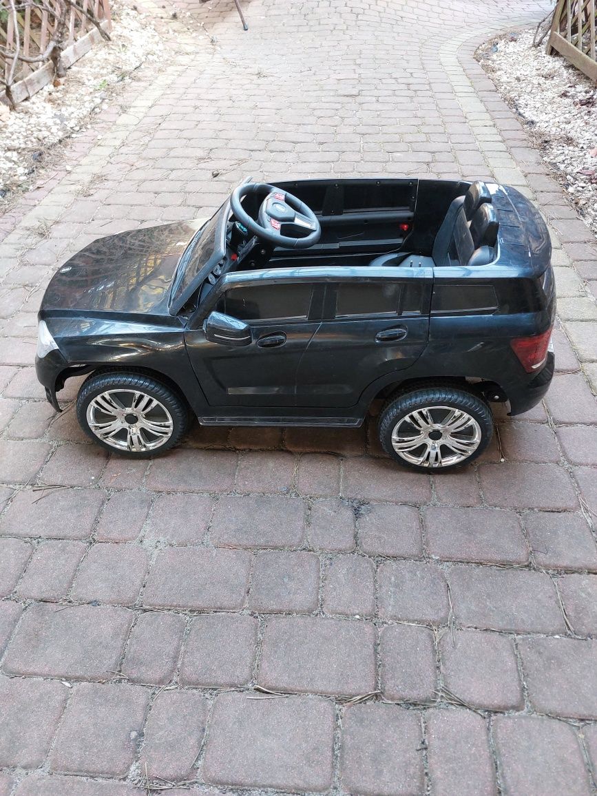 Auto na baterie dla dzieci 2-5 lat . Melodia, pasy, otwierane drzwi