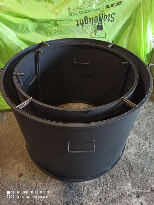 Металлические формы для изготовления бетонных колец.