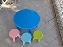Mesa para crianças coloridas