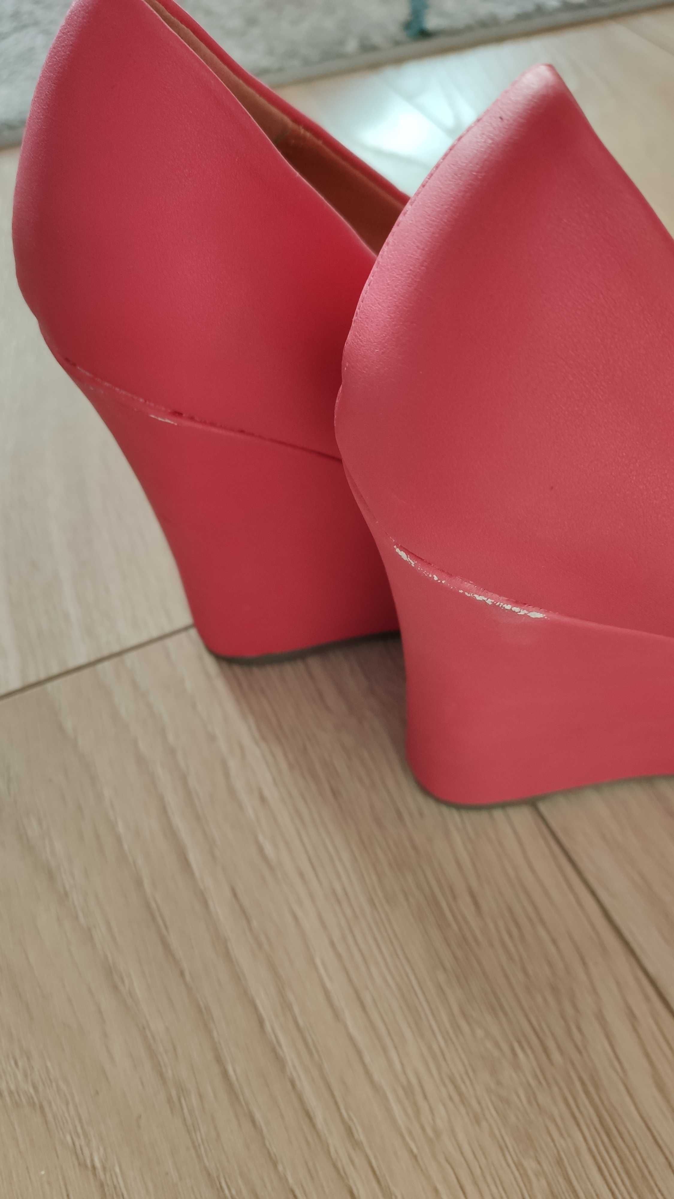 Czerwone buty na platformie