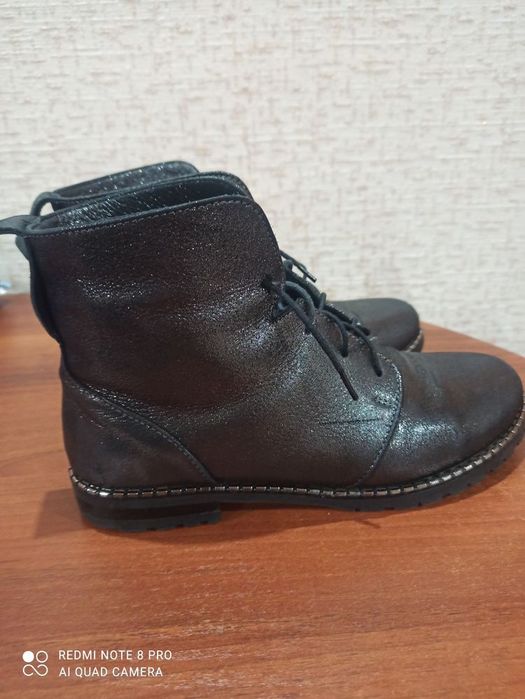 Продаються черевички.