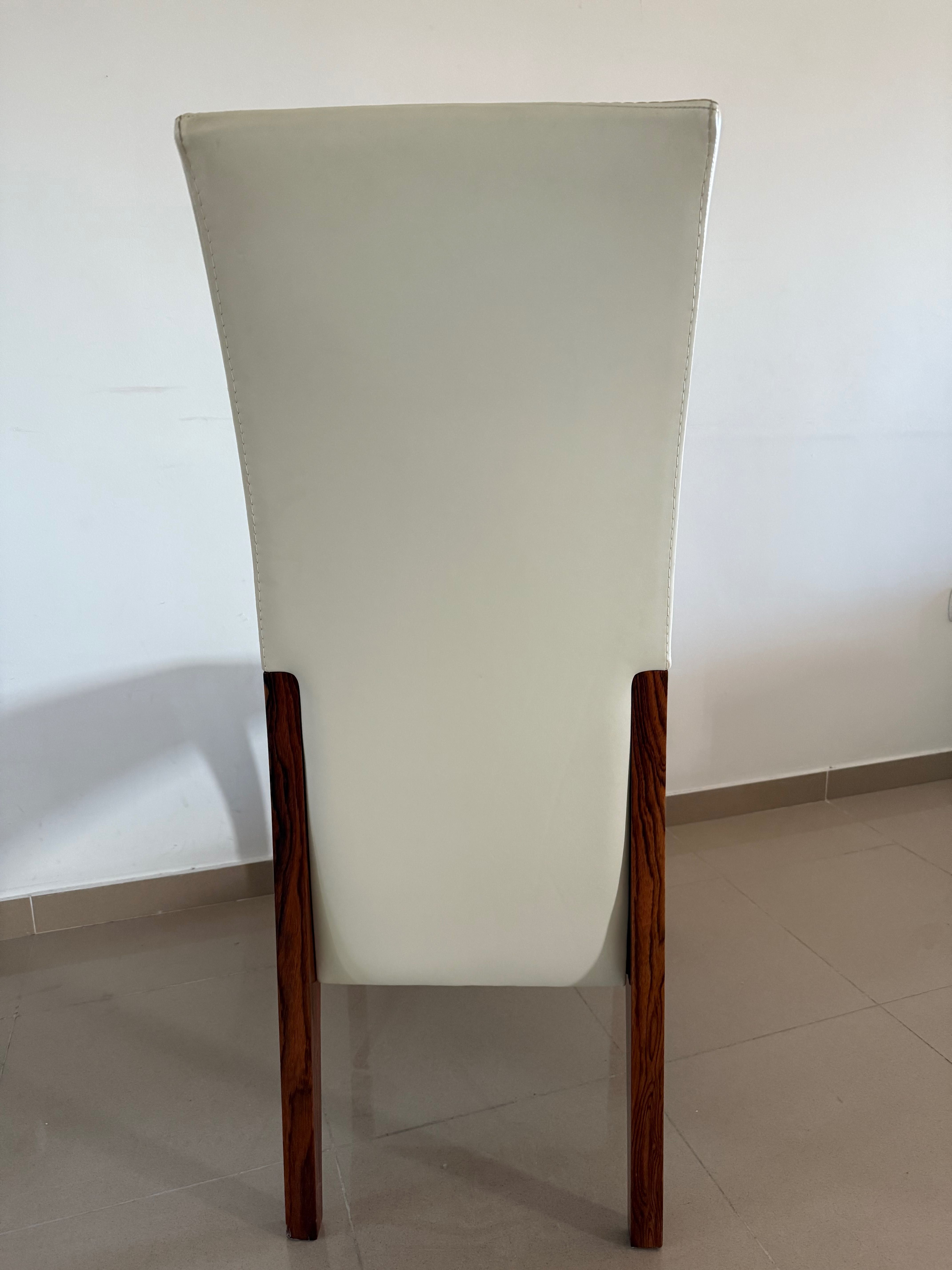Conjunto de cadeiras para mesa de jantar em bom estado de conservação.