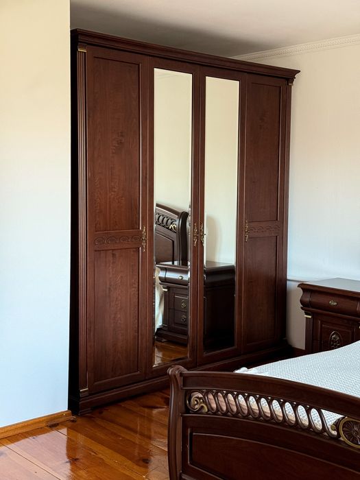 Спальний гарнітур ( ліжко, при﻿ліжкові тумби, комод, шафа), Б/у.