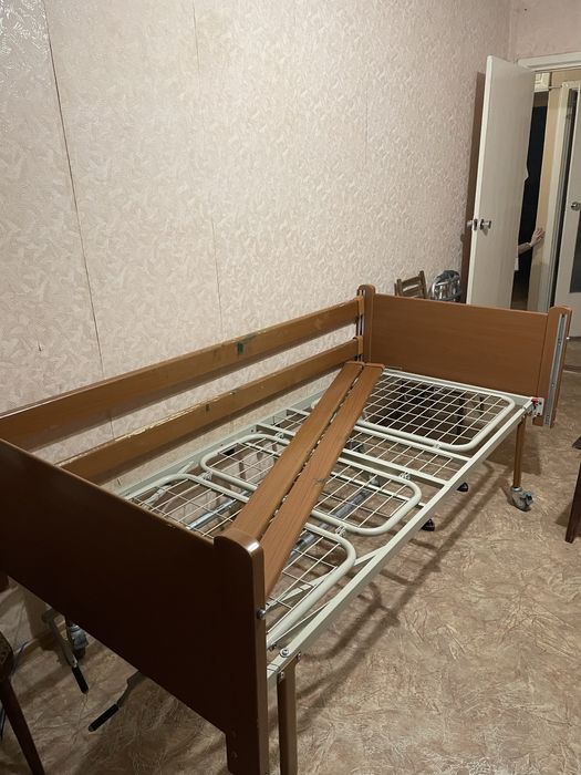 Кровать для лежачих больных с регулировкой