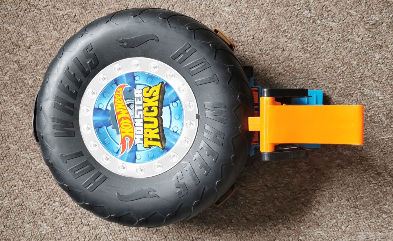 Zestaw Hot Wheels Monster Trucks Opona Arena kaskaderska