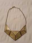 Colar Dourado Elegante
