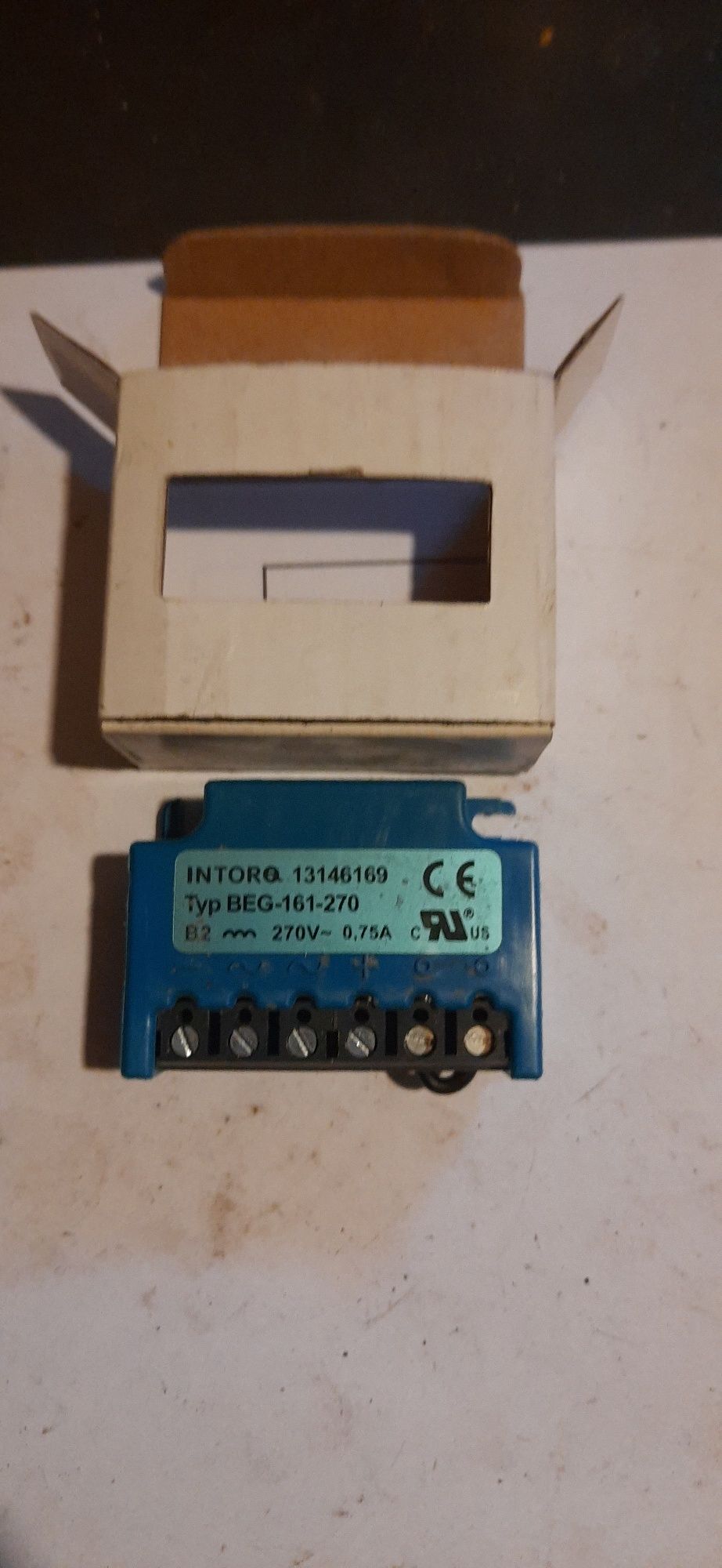 Wyprzedaż garażowa nowych elektrycznych rzeczy