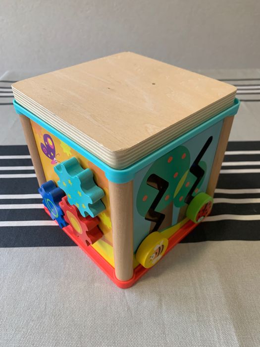 Cubo de atividades em madeira
