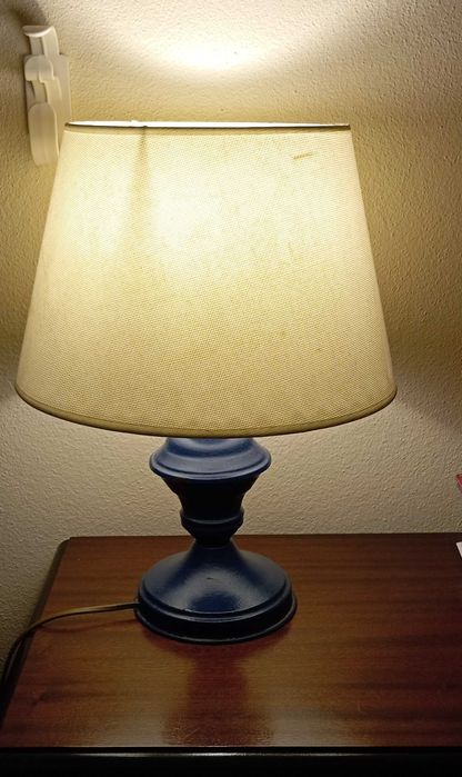 Candeeiros quarto em azul com abajur branco sujo