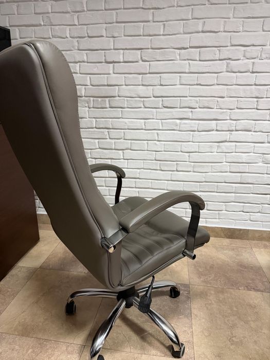 Крісло офісне в хорошому стані. Шкіра