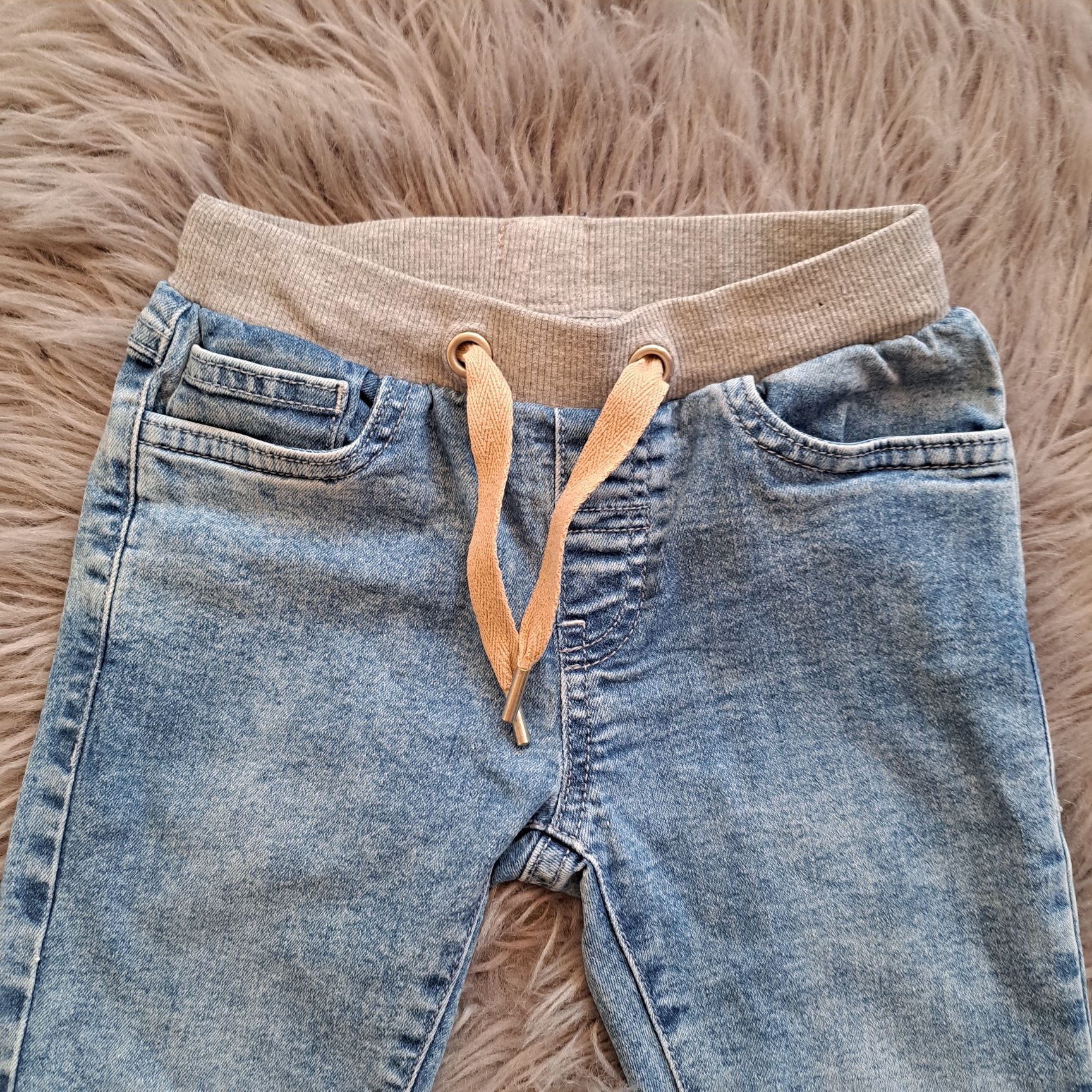 Spodnie jeansy dla chłopca rozmiar 104 firmy 5.10.15.