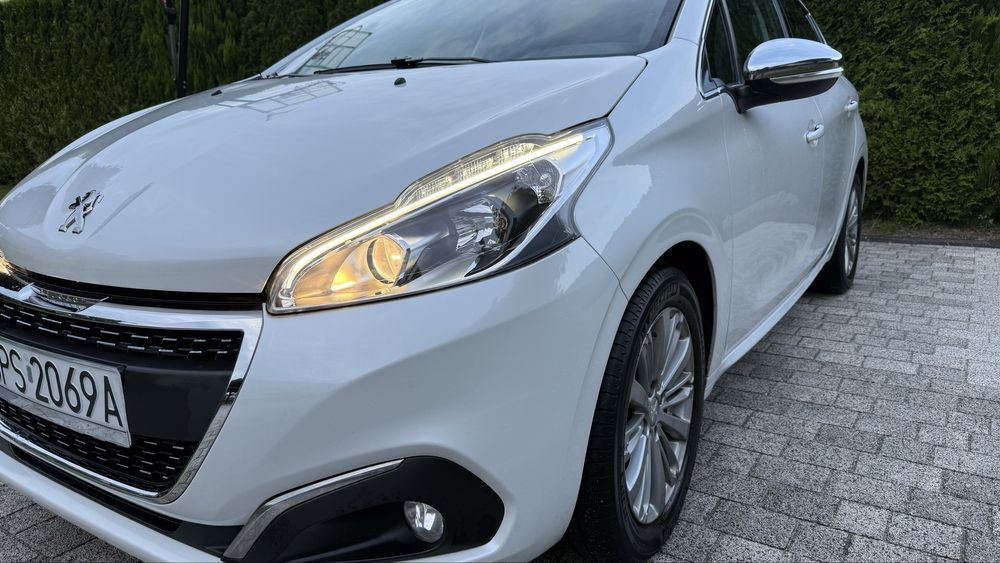 Peugot 208 allure 1.2 110 km panorama