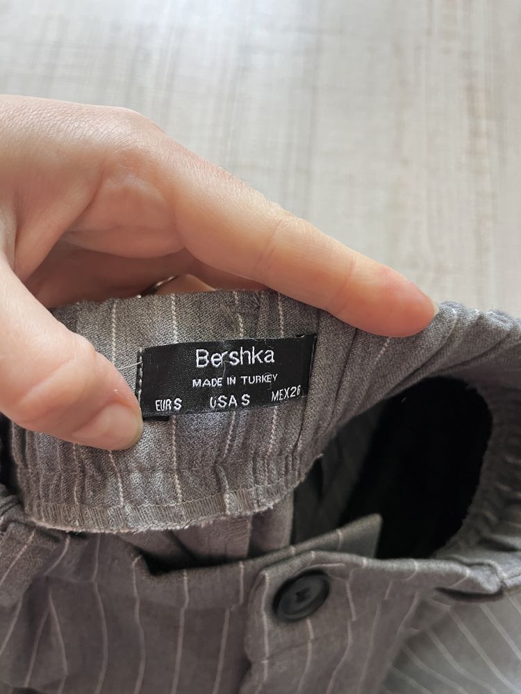 Сірі шорти в смужку Bershka