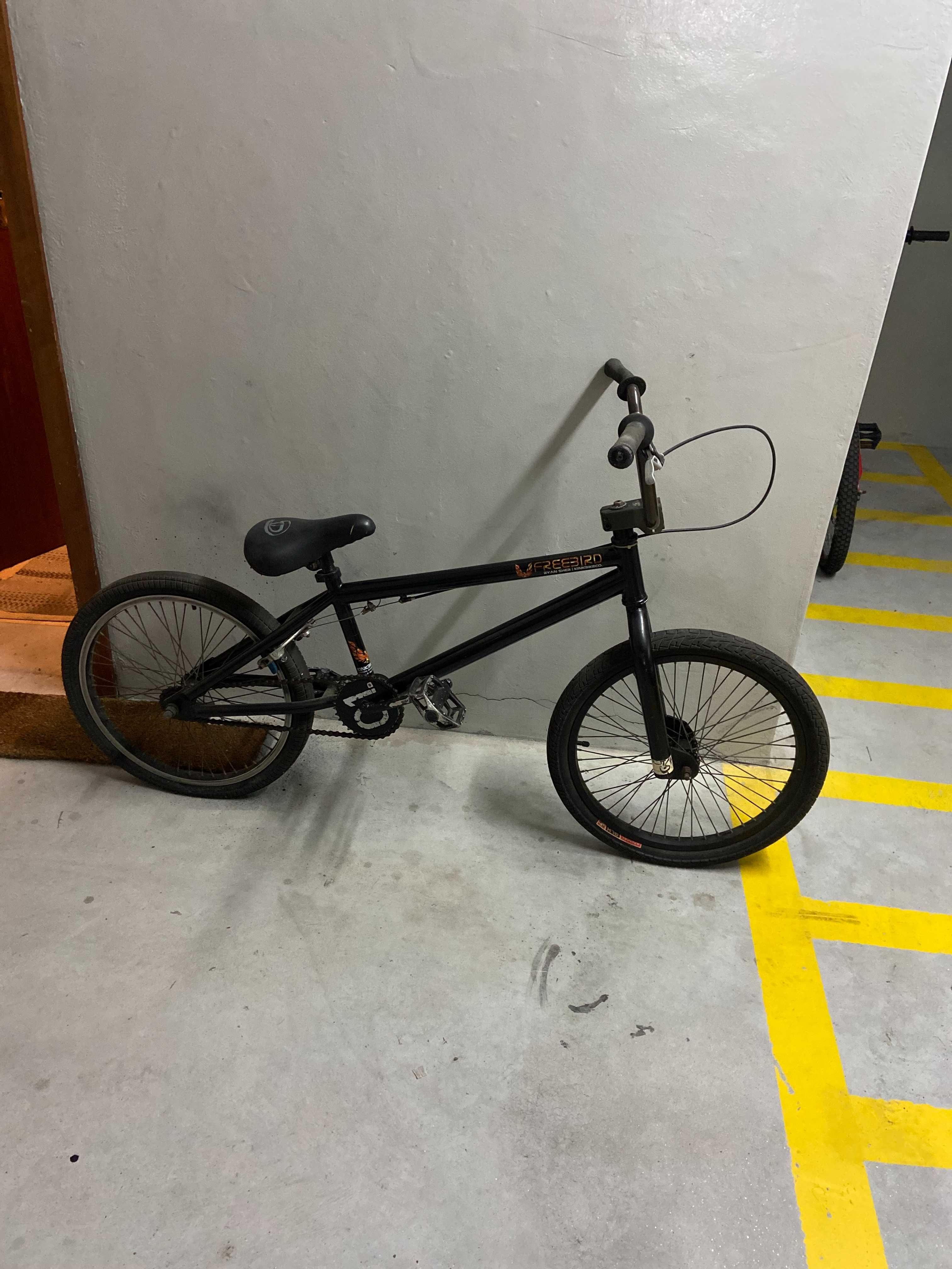 BMX Kink Freebird com boas peças