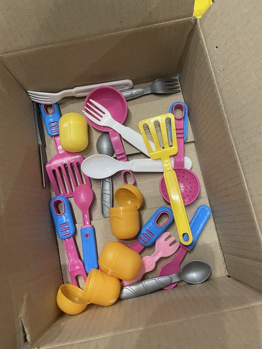 Продам дит.кухню холодильник, плита посуд