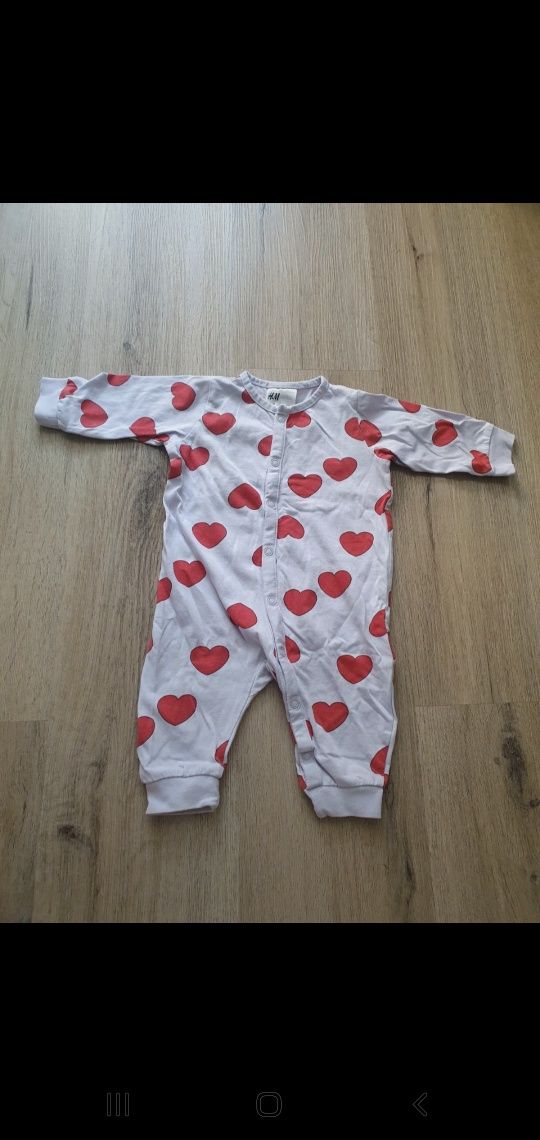 Wzorzysta piżama pajacyk niemowlęcy H&M  62 serca