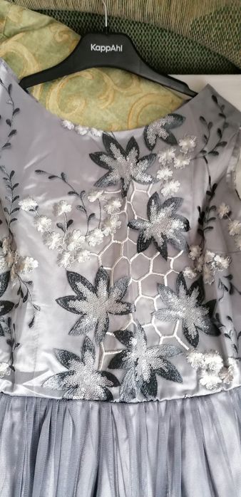 Szara haftowana z tiulowym dołem sukienka r. 44