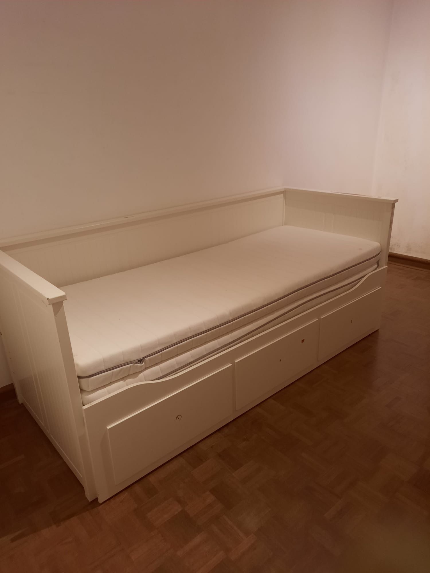 Cama dupla com gavetas e colchões
