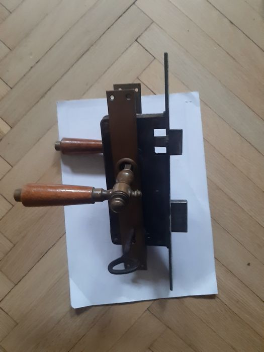 Продається старовинний дверний врізний замок