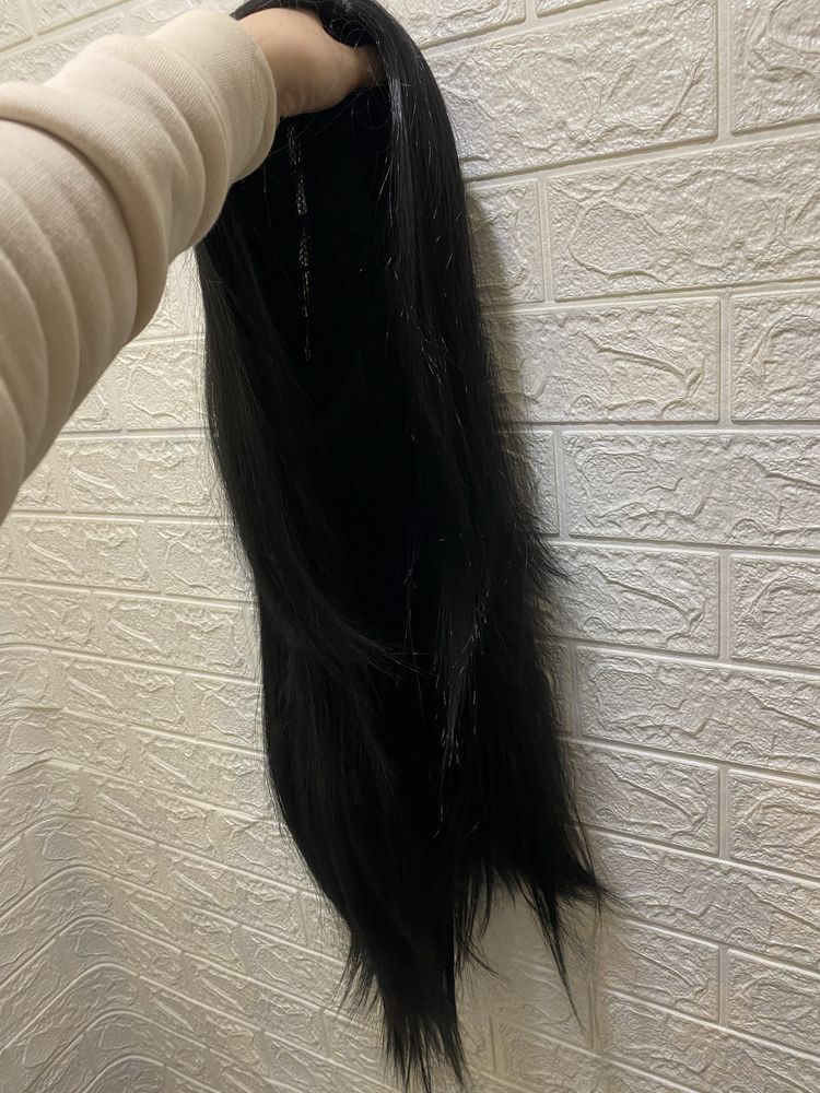 Довга і гарна перука чорного кольору