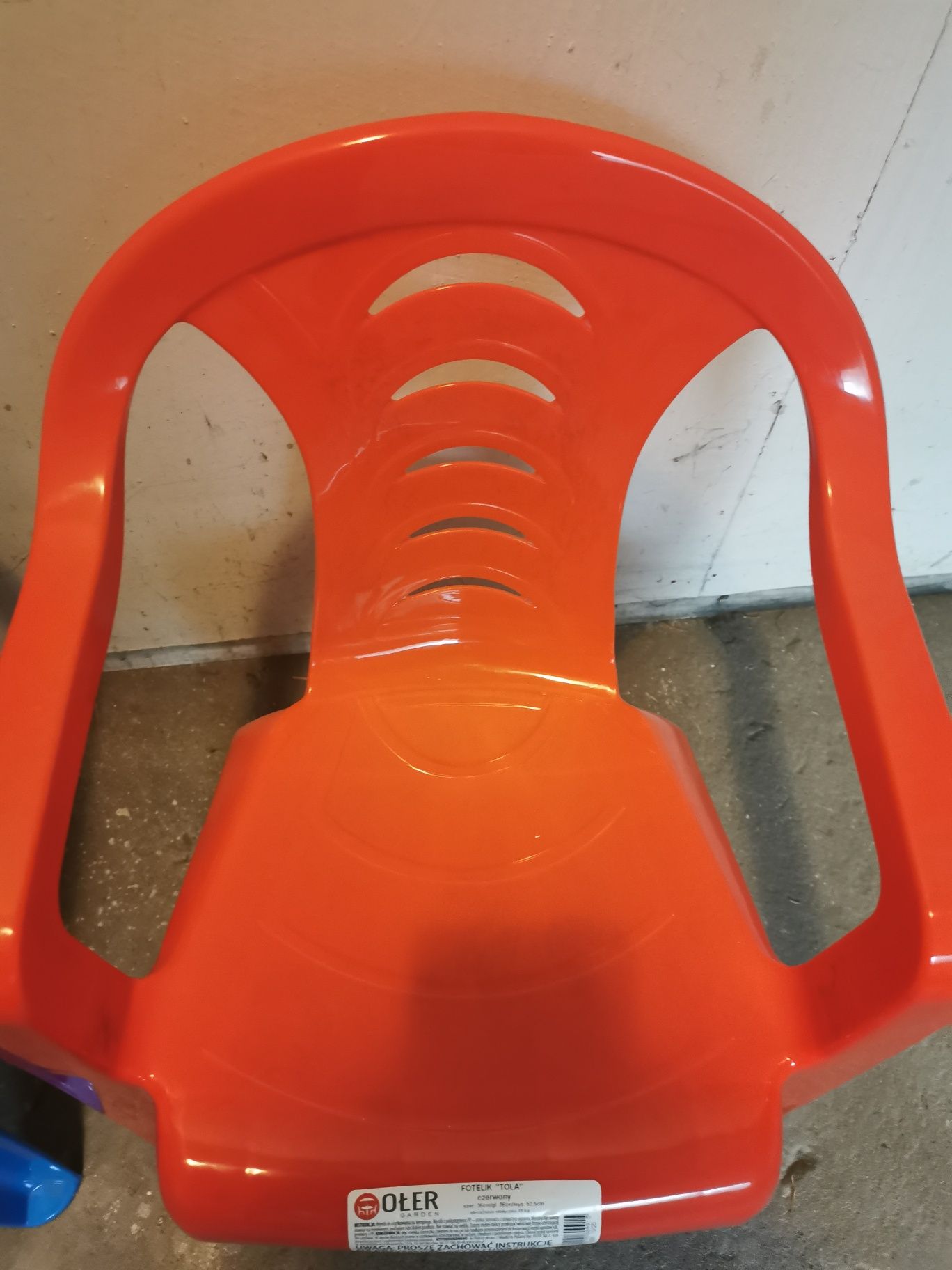 Krzesełka dla dzieci czerwone i niebieskie