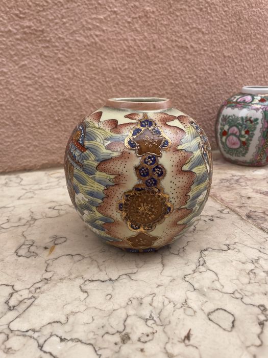 Vaso decorativo oriental antigo – porcelana pintada à mão