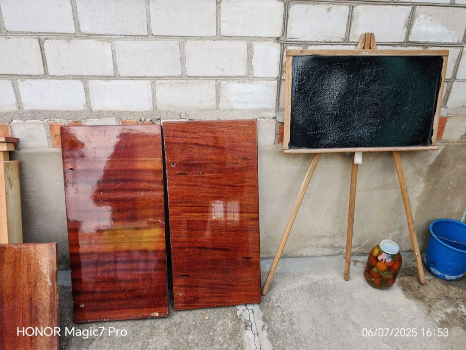 Ліжко з треляжом та дошкою для малювання