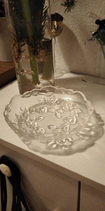 Piękna patera szklana na drobne owoce,słodycze-śr.18cm.