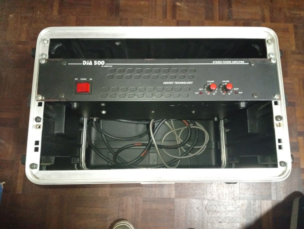 Flight case da Unicase + amplificador Acústica