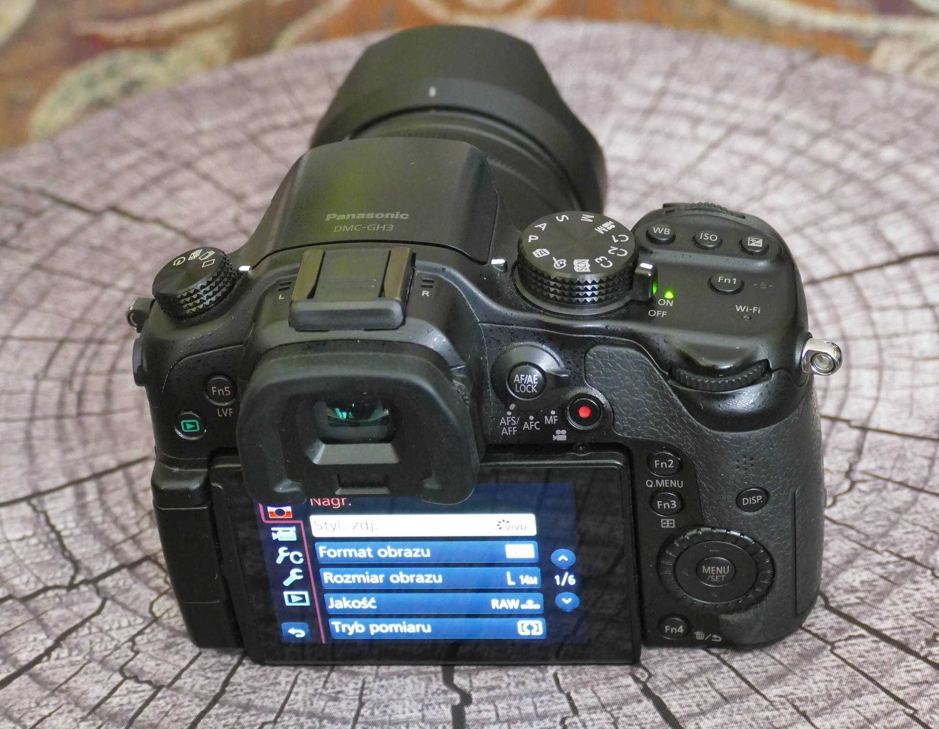 PANASONIC LUMIX DMC-GH3 z obiektywem oraz oryginalnym gripem