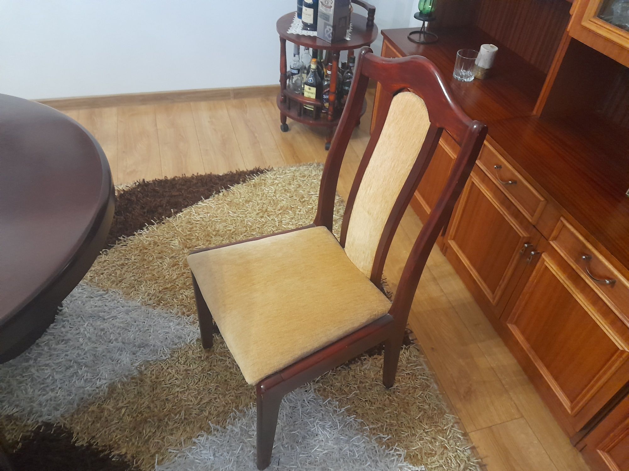 Stół z krzesłami,dywan meble, szafeczka na alkohol