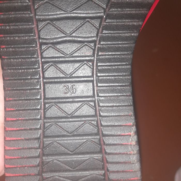 Продам кроссовки женские