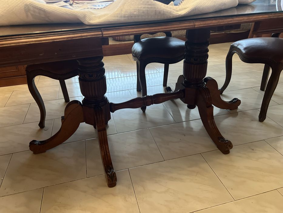 Mesa de sala e cadeiras