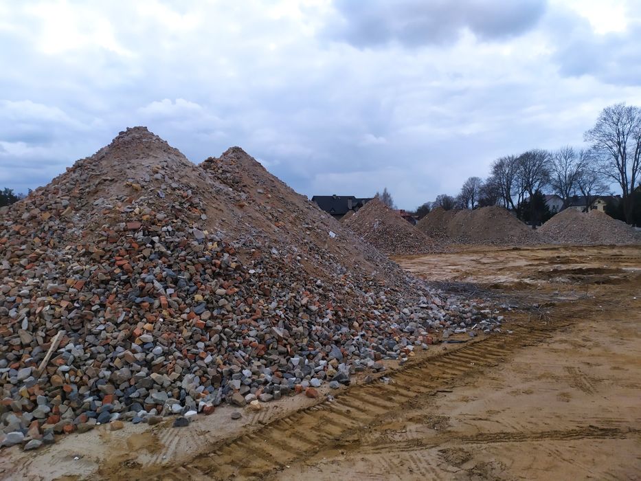 Tłuczeń podbudowa betonowo ceglany kamienny z kruszarki na drogi teren