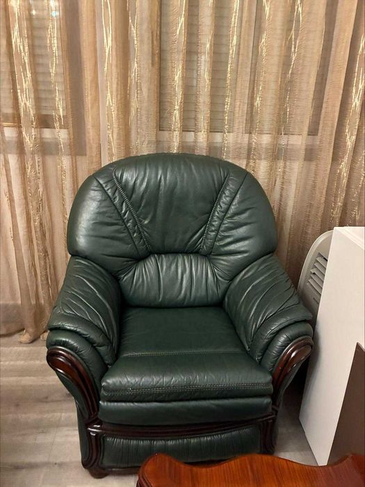 Sofás em pele genuína e mesa apoio