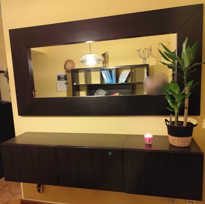 Móvel de parede com 3 compartimentos e espelho grande