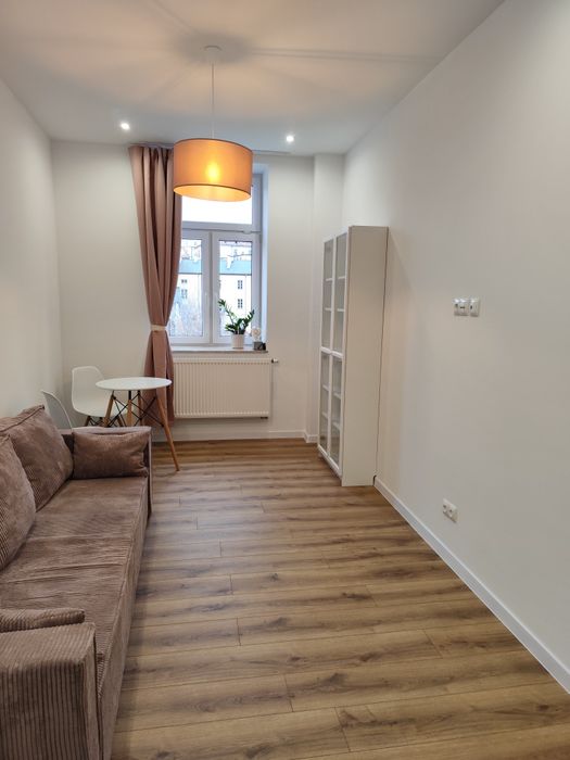 Apartament 2 pokoje, stare miasto, ogrzewanie i ciepła woda miejska.