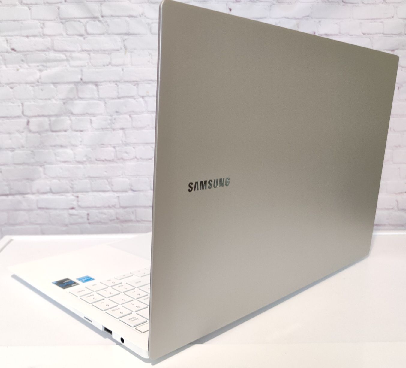 Samsung Galaxy Book Pro 15.6" AMOLED Core i5-1135G7 8Gb DDR4 512Gb SSD