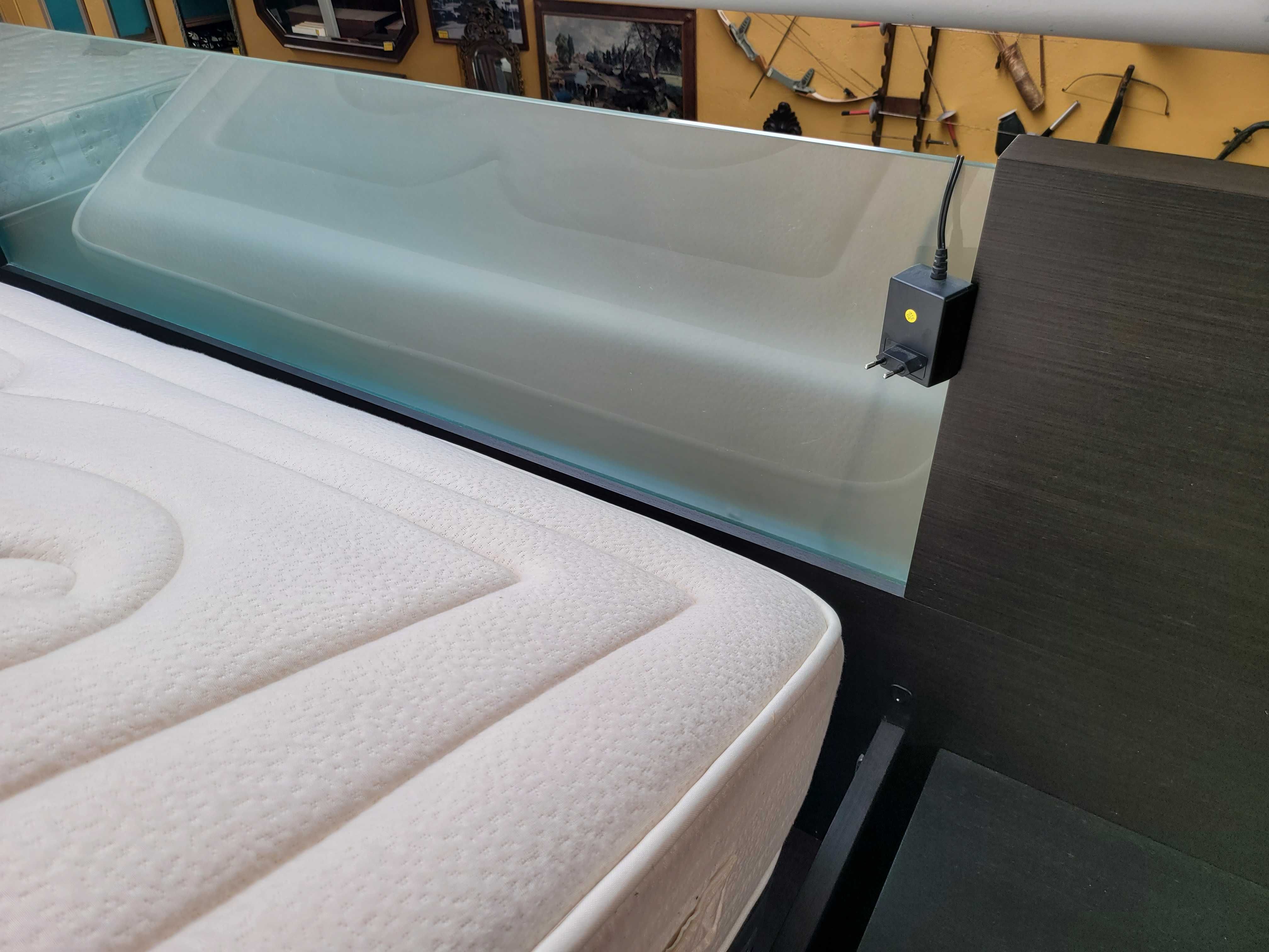 Excelente conjunto de cama com arrumação e iluminação,