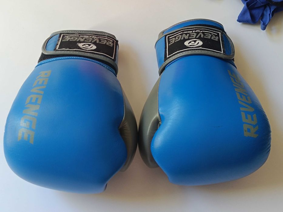 Боксерские перчатки Revenge 14 oz кожа + шлем Powerplay, бинты Fairtex
