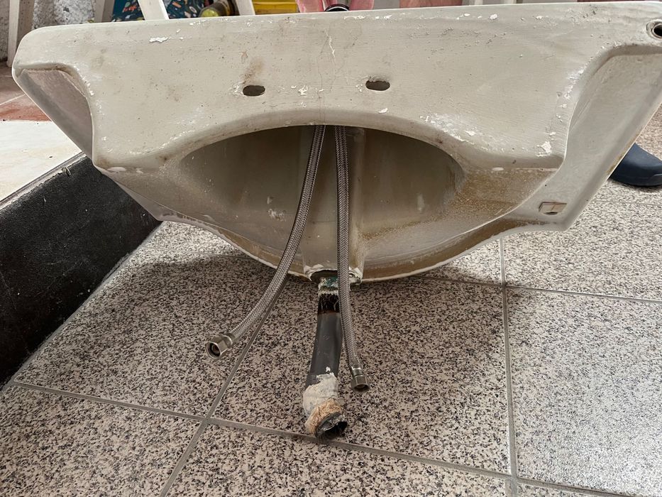 Lavatório de casa de banho usado